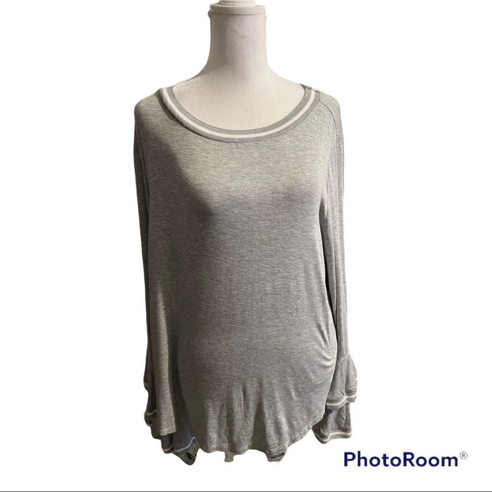 Marled Super cute LS T-shirt w/ double ruffles at cuffs.